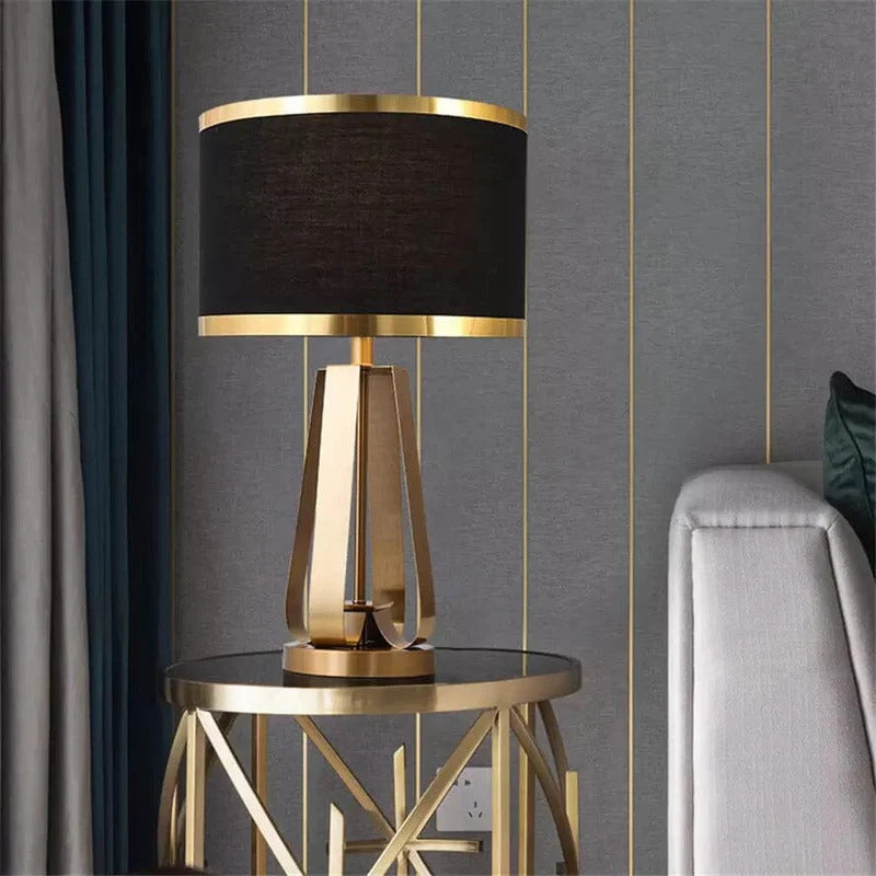 Aureum – Tafellamp met Gouden Kegelvormig Design